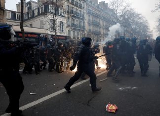Franceses se revoltam e fazem greve contra reforma da Previdência de Macron