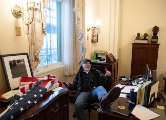 Homem que colocou o pés na mesa de Nancy Pelosi na invasão do Capitólio é condenado por oito crimes