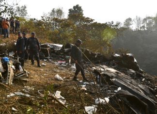 Equipes de resgate retomam buscas por desaparecidos após queda de avião no Nepal