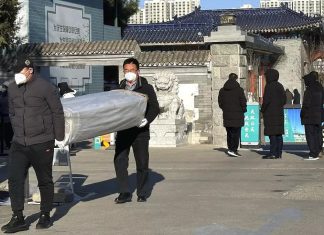 “Não há mais espaço!” : três anos após primeira morte por Covid, China enfrenta nova onda e tem crematórios lotados