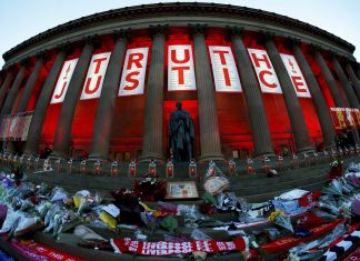 Polícia britânica pede desculpas por falhas em tragédia do estádio de Hillsborough, que ocorreu há 34 anos