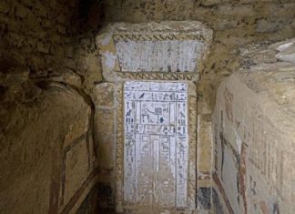 A múmia coberta de ouro encontrada em sarcófago fechado há 4.300 anos