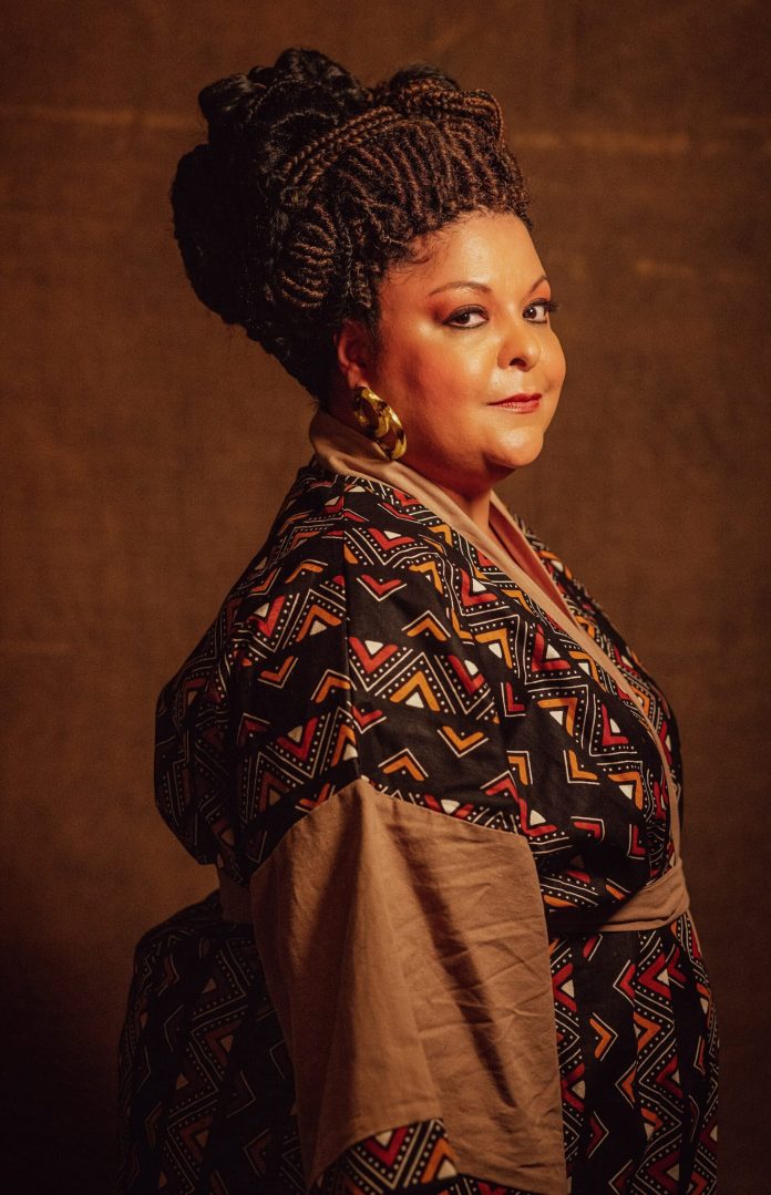 fabiana-cozza-2023-marcoshermes-32-foto-para-a-capa-do-album-scaled