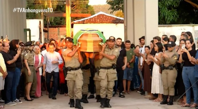 Ex-governador Moisés Avelino é sepultado com homenagens e salva de tiros