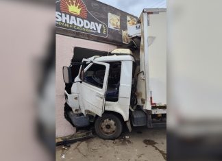 Caminhão invade padaria após se envolver em acidente com carro em Gurupi