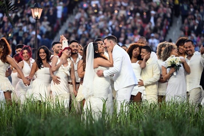 afp-20260209-96me3nq-v2-midres-applemusicsuperbowllxhalftimeshow