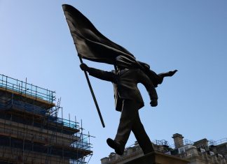 Banksy instala estátua de homem empunhando bandeira no centro de Londres