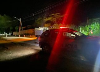 Criança morre após sofrer descarga elétrica ao ter contato com fio enquanto brincava, diz polícia