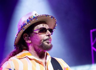 Geraldo Azevedo se desvia dos hits no álbum ao vivo em que perpetua recorte do corrente show da turnê ‘Oitentação’
