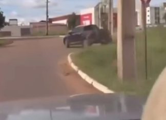 Caminhonete arrasta moto após acidente de trânsito em Palmas; VÍDEO