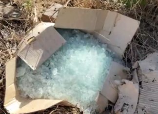 Linhas são recolhidas pela polícia no local onde jovem morreu após ser atingido no pescoço