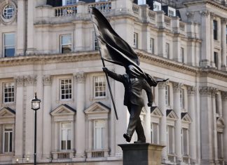 Autoridades de Londres não vão remover estátua de Banksy instalada perto do The Mall