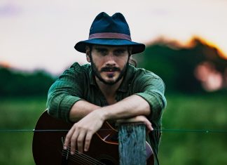 Gabriel Sater canta sucesso caipira de 1931, em feat com Jackson Antunes, no álbum autoral ’25 anos de música’
