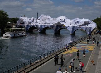 Artista conhecido como ‘Banksy francês’ cria ‘caverna’ sobre ponte mais antiga de Paris