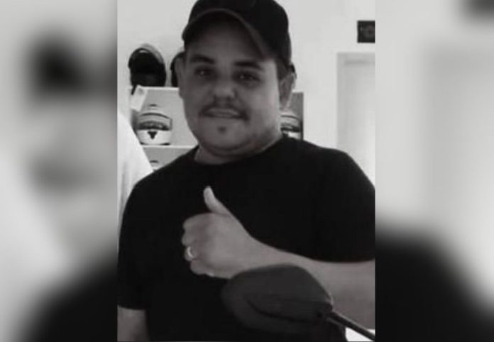 Motociclista morre após ser atingido por carro enquanto voltava do velório de um amigo, diz prima