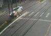 Caminhonete em alta velocidade invade canteiro, arranca árvores e poste de energia; VÍDEO