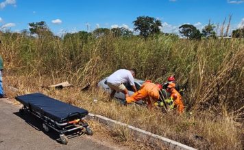 Jovem morre em acidente envolvendo carro e carreta na BR-153