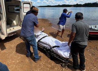 Paciente é transportado de maca em barco após interdição de ponte no Rio Tocantins; VÍDEO