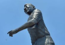 Estátua gigante de Pelé é instalada em cidade do México que receberá jogos da Copa do Mundo de 2026