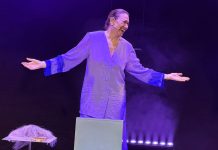 Lilia Cabral imprime a leveza de Rita Lee em ‘Balada da louca’, peça sobre como é ser humano em horas de partida