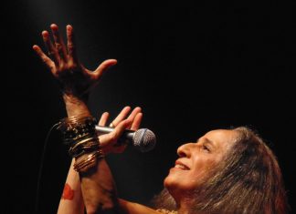 Maria Bethânia 80 anos: cantora doma os palcos com presença magnética
