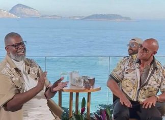 The Rock canta clássico de Zeca Pagodinho ao lado de Péricles em visita ao Brasil