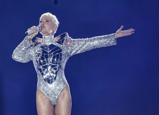 Xuxa ironiza comentários sobre figurino da turnê: ‘Último voo da virilha’