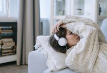 ‘Playlist da Fossa’: Por que sentimos necessidade de ouvir músicas tristes quando já estamos tristes?