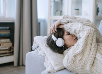 ‘Playlist da Fossa’: Por que sentimos necessidade de ouvir músicas tristes quando já estamos tristes?