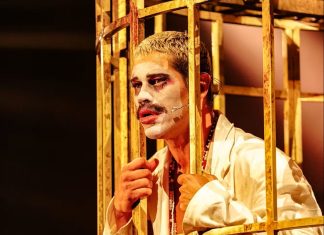 ‘Ópera do malandro’ de Chico Buarque se renova com cores vivas em montagem que mistura umbanda, Anitta e teatro clown