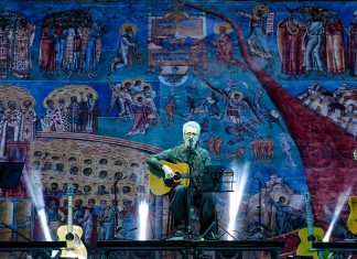 Kleiton, Kledir e Vitor Ramil se afinam, em trio, no belo relicário de emoções e tradições afetivas do show dos irmãos