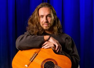 Vitor Kley regrava canção do Barão Vermelho e recicla sete músicas do próprio repertório em álbum redundante